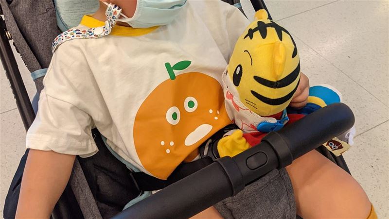 帶兒醫院領藥被酸拖累寶寶　媽媽心累