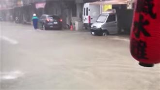 新／雨彈來襲！汐止水淹半顆輪胎高