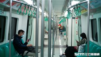 捷運驚見非裔男子掏下體尿尿　高捷回應了