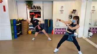 揮汗如雨！跟著美女教練在家跳防疫操