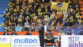 SBL例行賽封關戰　九太球迷進場加油桃園璞園建築（紅衣）25日在SBL例行賽最後一戰，以78比74擊敗高雄九太科技（黃衣），場邊九太球迷賣力為球隊加油打氣。中央社記者張新偉攝  110年4月25日