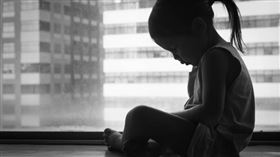 6歲女童因跑到客廳睡躲過死劫。（示意圖、非當事者／pixabay）