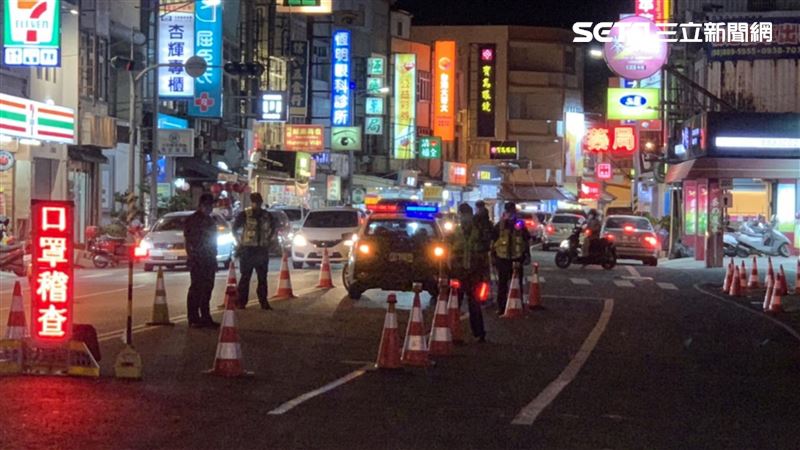 扯！高雄警穿制服「脫口罩抽菸」挨批