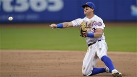 ▲大都會捕手麥坎（James McCann）守一壘秀飛撲美技。（圖／美聯社／達志影像）