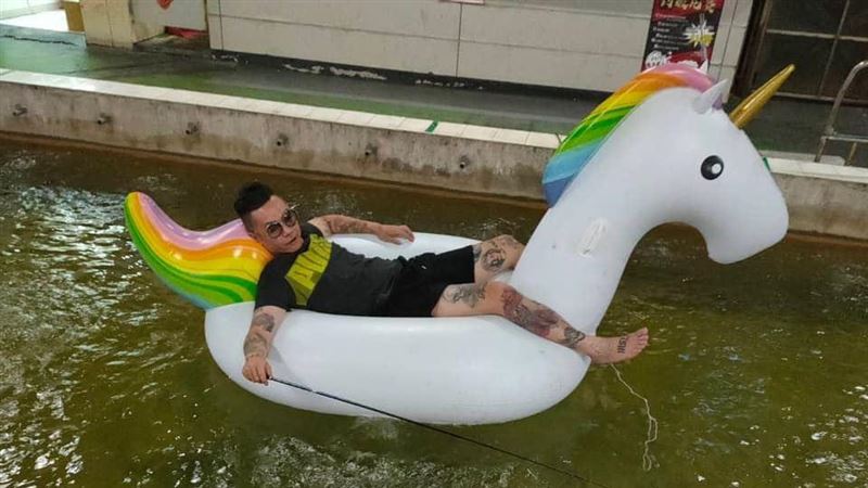 停業渡假中！釣蝦場老闆包場騎獨角獸