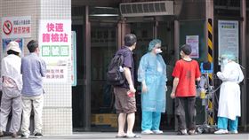 北市聯合醫院忠孝院區快篩站（1）台北市24日起所有急救責任醫院加入快篩行列，共新增20個快篩站點，從每天早上8時營運到晚上8時，呼籲有接觸史或有明顯症狀的市民再來快篩。圖為台北市立聯合醫院忠孝院區快篩站。中央社記者鄭傑文攝　110年5月24日