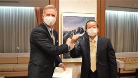 駐日代表謝長廷24日晚間邀請美國駐日本大使館代理大使楊舟（Joseph Young）及日方政要友人，在職務官舍餐敘。(圖／翻攝謝長廷臉書)