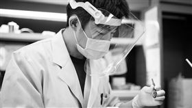 牙醫師史書華
圖／翻攝自臉書「盾牌牙醫史書華」粉專