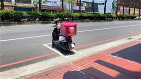 防疫車格,梅花座,社交距離,孤單,機車格(翻攝自 路上觀察學院)