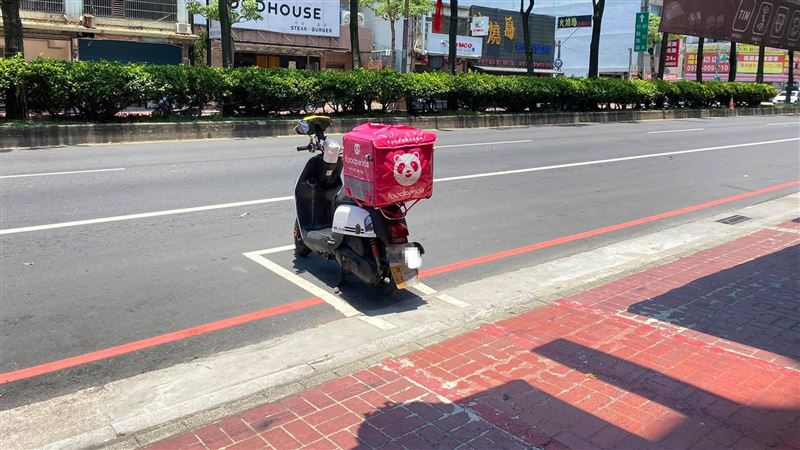 路邊見防疫車格？網笑：比梅花座還強