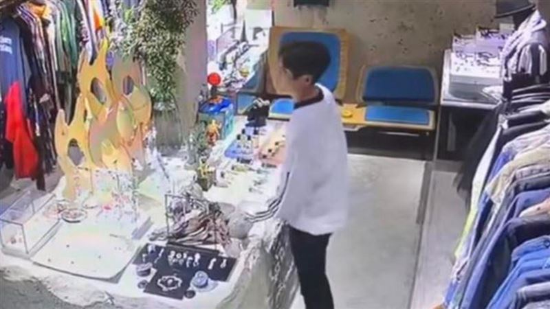 男星闖名店偷戒指！畫面曝網：是慣犯