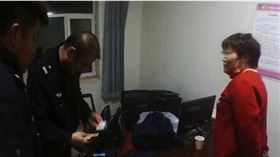 ▲媒人以及兩個同樣的結婚地點。（圖／翻攝自蒙古自治區公安微信）