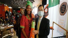 駐南非代表賀忠義接受贈禮駐南非代表賀忠義 （右） 22日受邀出席跨國婦女賦權民間組織「世界女性引領變革」週年慶暨非洲月活動，並分享台灣在兩性平權及婦女賦權領域的成就。會後接受該組織重要成員瑪姆普盧（Tebogo Mampuru ）以非洲娃娃做為贈禮。（駐南非代表處提供）中央社記者徐梅玉約翰尼斯堡傳真 110年5月25日