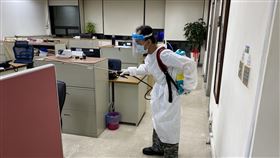 台北市警察局陳姓工友確診，辦公室清潔消毒。北市警提供