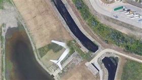 網友在Google地圖上發現一架沒有前半及機身和右側機翼的「幽靈班機」。（圖／翻攝Reddit討論區）