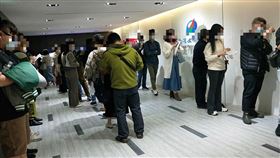 排隊搶買「防疫保單」（圖／翻攝自爆廢公社臉書）