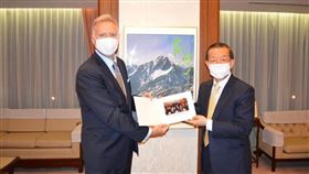 我國駐日本代表謝長廷大使於日本時間24日宴請美國駐日代理大使楊舟（Joseph Young），謝長廷臉書