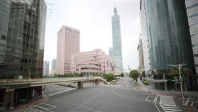 疫情升溫　北市信義區車潮減少（1）武漢肺炎（2019冠狀病毒疾病，COVID-19）本土疫情升溫，全台皆升3級警戒，中央流行疫情指揮中心呼籲民眾週末假日避免出門。過去總是車水馬龍的台北市基隆、信義路交叉口，22日午後車潮明顯減少很多。中央社記者張新偉攝  110年5月22日