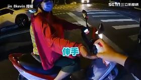 ▲生騎士如果伸出手，他便隨手拿起置物籃的酒精噴上一點。（圖／jin_8kevin 授權）