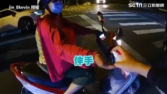 隨身帶酒精　停紅燈就問：要來一點嗎