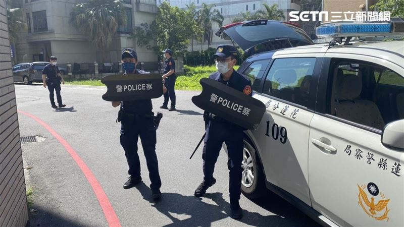 花蓮商業總會理事長　贈百件裝備給警