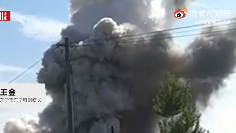 大樓爆炸噴巨大蘑菇雲　2人當場身亡