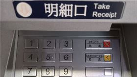 ATM,提款機,防疫破口,觸控筆,手套,酒精。（圖／翻攝自爆廢公社）