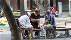 外出戴口罩　勸導不聽者依法開罰（2）國內武漢肺炎（2019冠狀病毒疾病，COVID-19）疫情持續升溫，全國防疫進入三級警戒，民眾外出須全程配戴口罩，違者經勸導不聽者，依照傳染病防治法，得處以新台幣3000元至1萬5000元罰鍰。中央社記者張皓安攝  110年5月26日