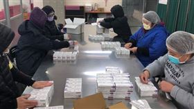 食藥署今下午17時，完成40萬9800劑疫苗封緘檢驗，並於外包裝貼上封緘檢驗證明。（圖／食藥署提供）