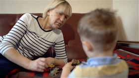 阿嬤照顧孫子，示意圖／MotionElements／達志影像
