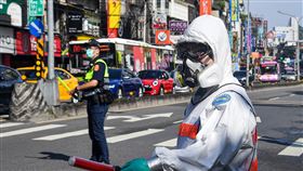 國軍化學兵進行噴消作業（1）國軍20日出動化學兵針對文山區、信義區的捷運內部、車站內部及醫院外圍進行噴消作業，化學兵協助警察指揮交通。中央社記者鄭清元攝  110年5月20日