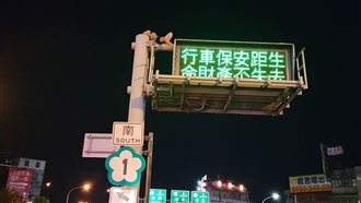 熱褲女爬8公尺燈桿　三重交流道塞爆