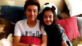 ▲小小情侶宣布要結婚了。（圖／翻攝自Mi2微信）