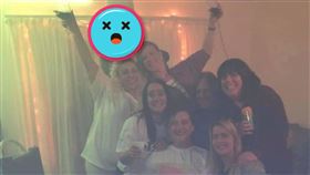 瑞蓓卡與6個朋友聚會後拍合照，照片中卻出現詭異的「第8人」。（圖／翻攝自瑞蓓卡臉書）