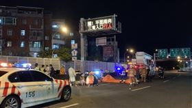 女子攀三重交流道號誌牌　警消著防護衣救人國道1號三重交流道26日晚間有長髮女子攀上匝道電子號誌牌上，警消獲報後穿著全套防護裝備到場，將人救下送醫。中央社記者王鴻國攝　110年5月26日