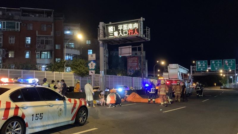 女爬交流道號誌牌　警消穿防護衣救人