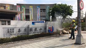 台中泰安附幼群聚  市府重啟前進指揮所台中市西屯區泰安國小附設幼兒園武漢肺炎群聚案，26 日新增8例確診個案，由於這起群聚案已累積15例確診，市府重啟前進指揮所展開採檢。圖為工作人員噴灑藥劑進行消毒。（台中市政府提供）中央社記者郝雪卿傳真　110年5月26日