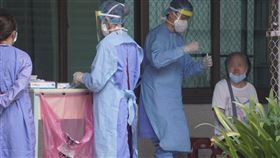 高雄各醫院看護全面快篩　禁止跨院工作（1）國內武漢肺炎疫情升溫，高雄市長陳其邁24日指出，經專家會議討論，各醫院內看護應全面快篩，若是陽性就要進入通報流程，禁止看護跨機構移動，醫院非必要部門也應關閉。圖為24日民眾進入醫院前，等待快篩採檢流程一景。中央社記者董俊志攝　110年5月24日