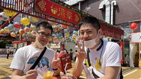 東京鐵塔台灣祭  金鑽鳳梨等水果飲品受歡迎東京鐵塔台灣祭受到緊急事態宣言發佈的影響，一度停辦。5月22日低調重啟，舉辦到7月11日為止。圖為日本民眾喝台灣鳳梨汁，稱讚好喝。中央社記者楊明珠東京攝  110年5月26日