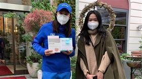 ▲中華3對3女籃總教練錢薇娟和贈送口罩的留學生合影。（圖／翻攝自錢薇娟臉書）