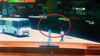 護專女遭撞捲車底　親友淚求目擊者