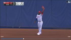 ▲費城人中外野手赫瑞拉（Odubel Herrera）沒收全壘打。（圖／翻攝自費城人推特）