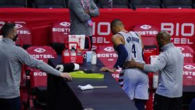 ▲威斯布魯克（Russell Westbrook）第四節受傷退場。（圖／美聯社／達志影像）