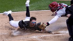 ▲白襪伊頓（Adam Eaton）在本壘前被回傳球觸殺。（圖／美聯社／達志影像）