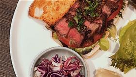 ▲USDA PRIME 牛排三明治與薯片－SEA TO SKY外送餐點。（圖／業者提供）