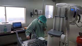 提升採檢量能保護醫護　新竹台大分院啟用「正壓檢疫亭」（圖／新竹台大分院提供）