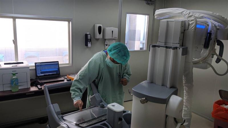 護醫護！新竹台大分院啟用正壓檢疫亭