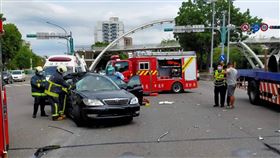 台北,環河北路,小客車,工程吊車,命危（圖／翻攝畫面）