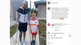 ▲老虎伍茲燦笑勉勵抗癌女童。（圖／翻攝自Luna Perrone IG）