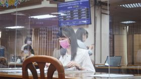 高嘉瑜表示，政府應該減輕家長們負擔，她認為，紓困應補貼學費適度減免，並給予防疫照顧假津貼（圖／翻攝自高嘉瑜臉書）